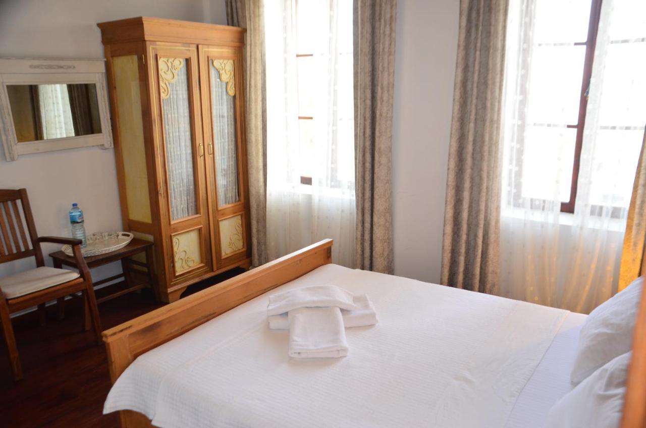 Aliye Hanim Hotel Ayvalik Bagian luar foto