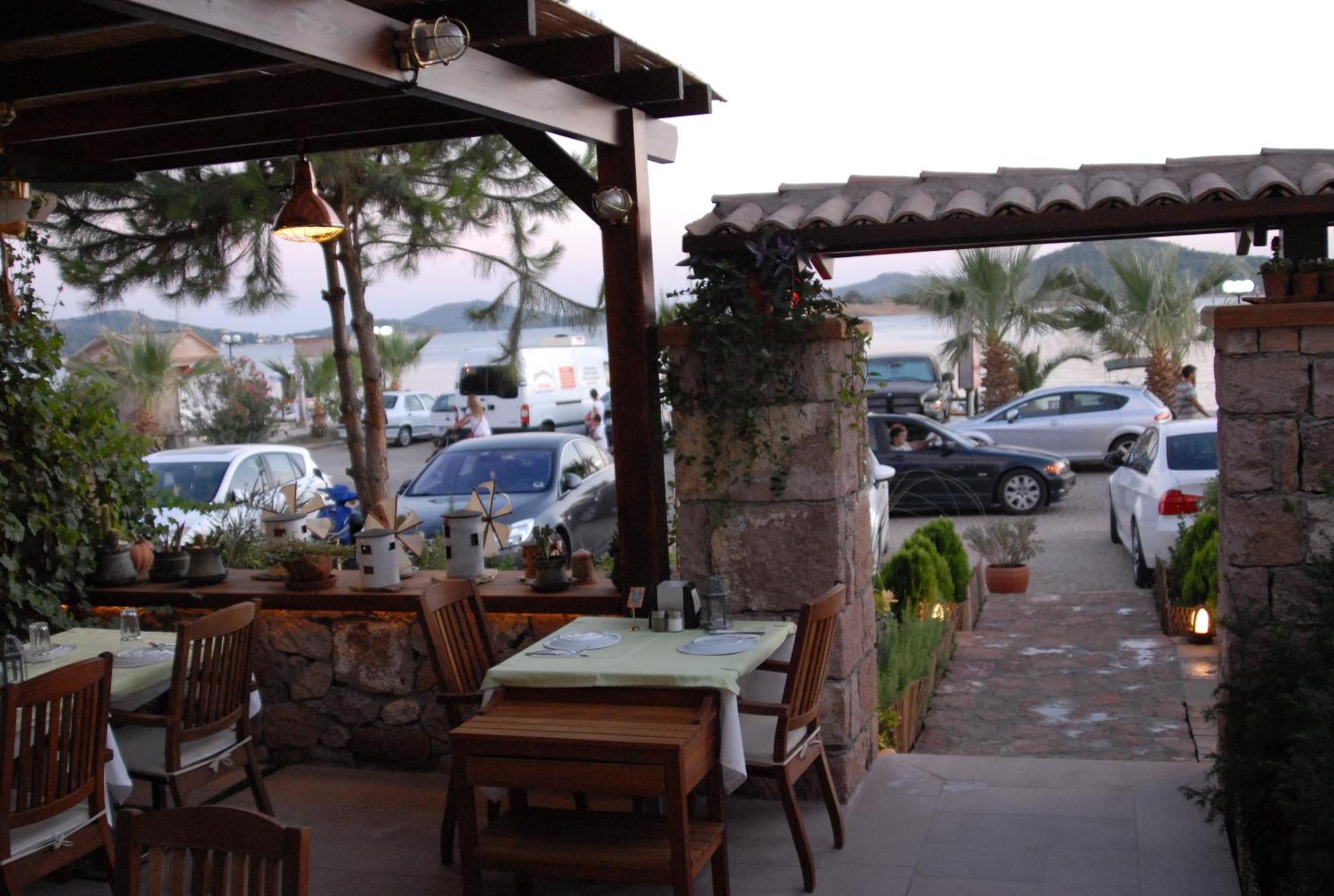 Aliye Hanim Hotel Ayvalik Bagian luar foto