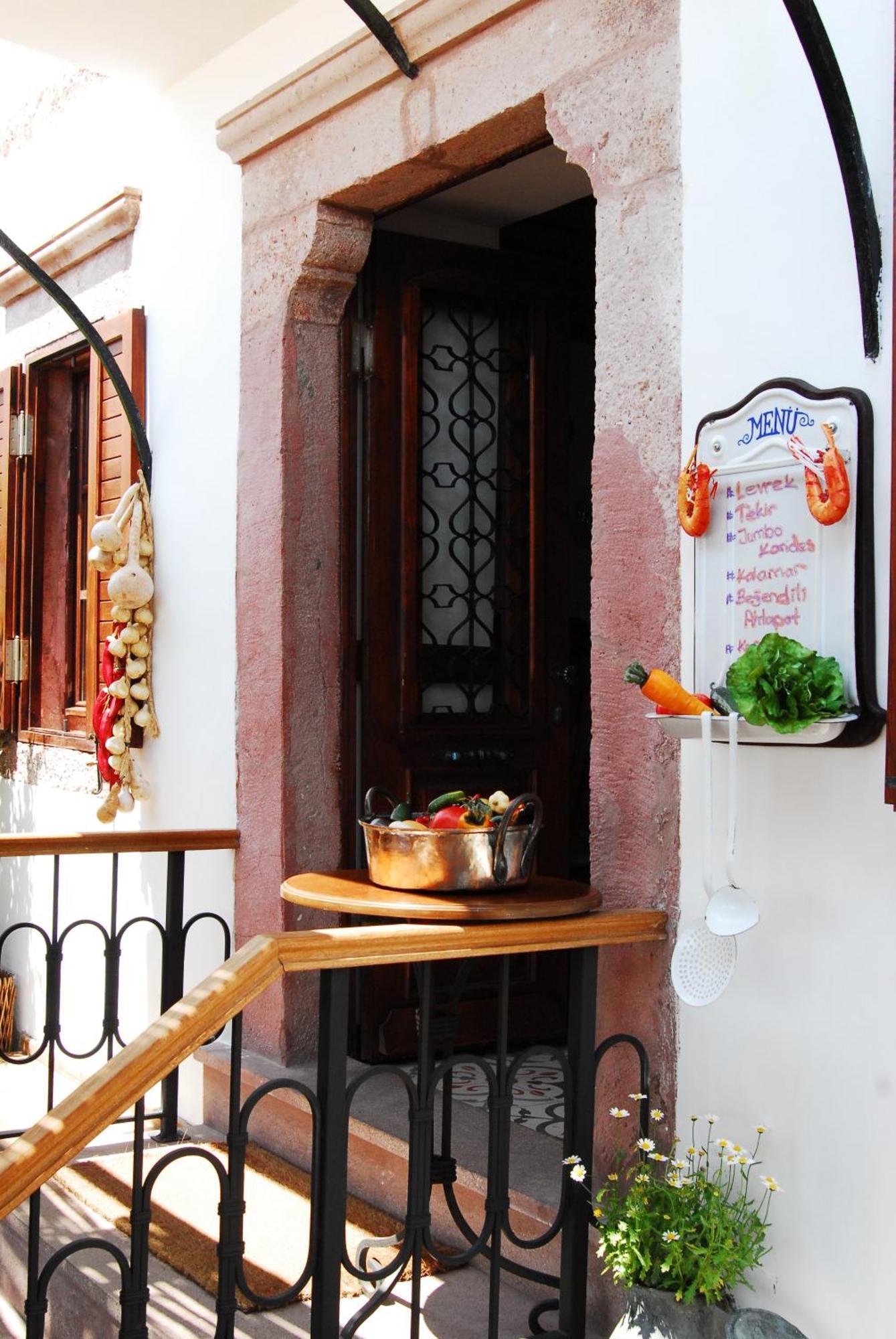 Aliye Hanim Hotel Ayvalik Bagian luar foto