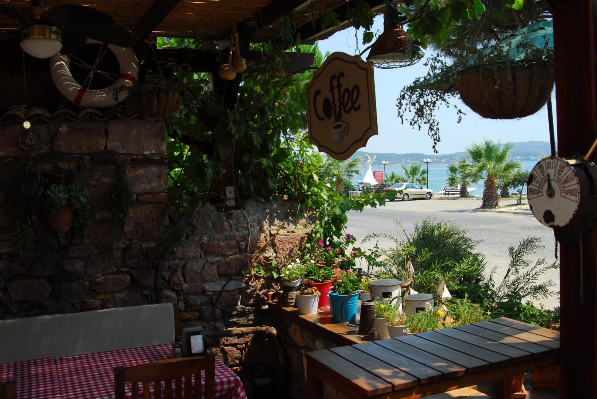 Aliye Hanim Hotel Ayvalik Bagian luar foto